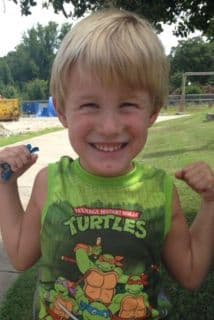 Así vestía Lewis Roberts, de 4 años, al ser expulsado del lugar. (Imagen de Twitter)