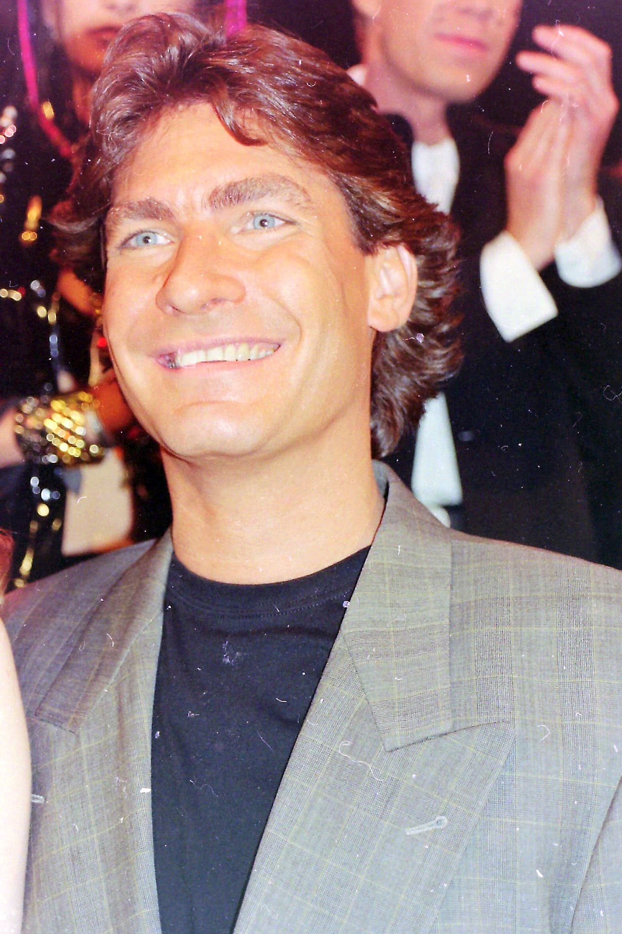 A su regreso a la capital, Fernanda se encuentra con que Ángela falleció, Karicia se volvió alcohólica y con la noticia de que Diego Duval se volvió dueño del salón D'Rubí.