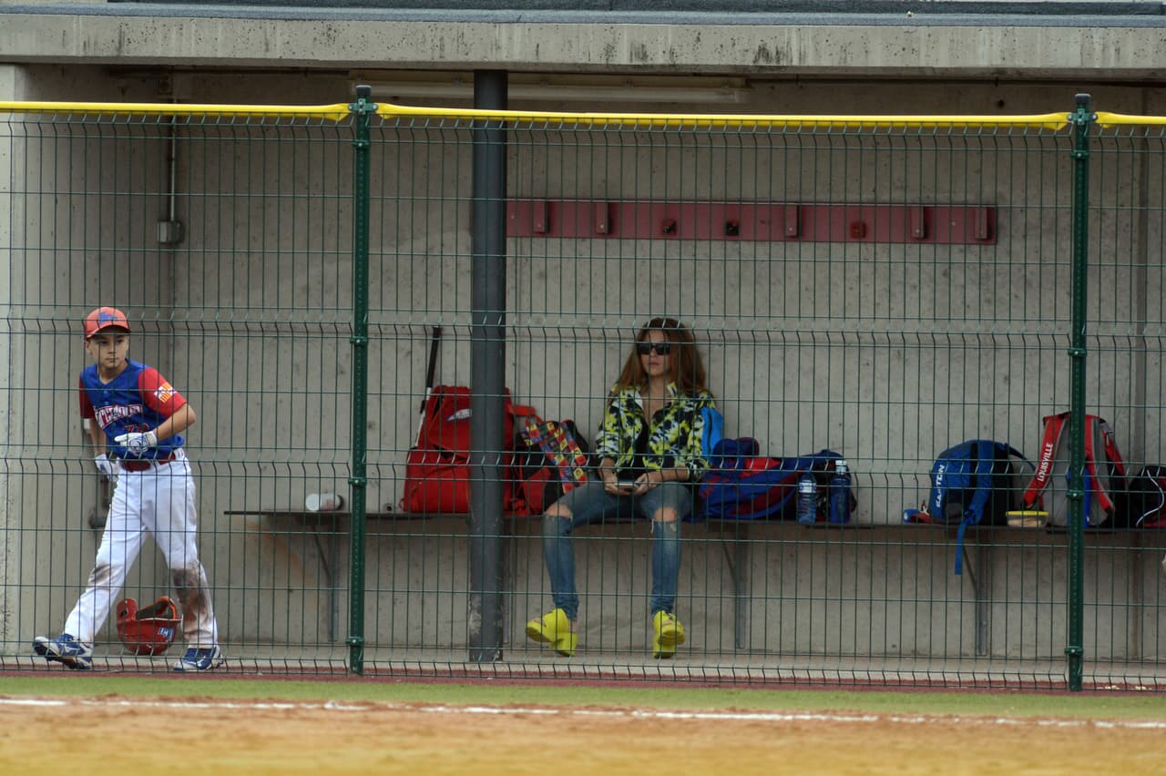 También se le vio sola en la banca del equipo de su hijo.
<br>