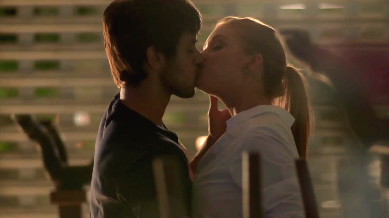 Una noche después de cerrar el bar se dieron un apasionado beso, todo el amor que pensaban perdido lo revivieron con tiernas caricias.