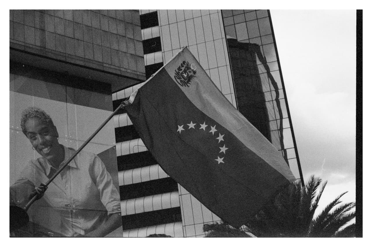 Una valla publicitaria en la que se ve a la campeona mundial de triple salto: la venezolana Yulimar Rojas junto a la bandera de Venezuela.