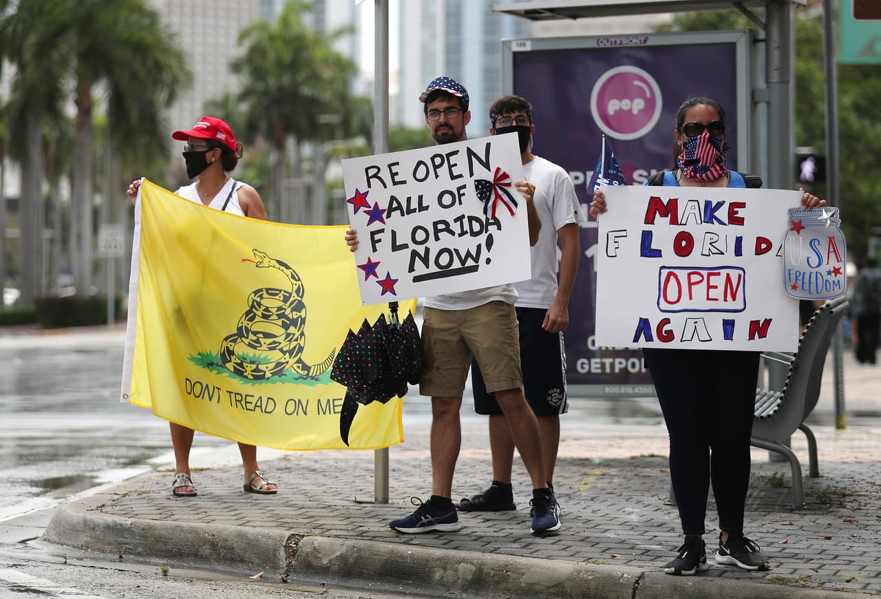 “Haz que Florida se reabra otra vez”, dice el letrero de una de las manifestantes, que hace clara referencia al lema de la campaña de Trump: “Haz America Grande otra Vez”.
<br>