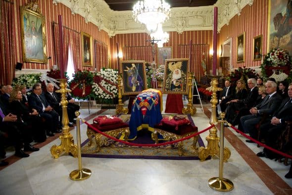 El Salón Colón fue dispuesto para velar los restos de Cayetana.