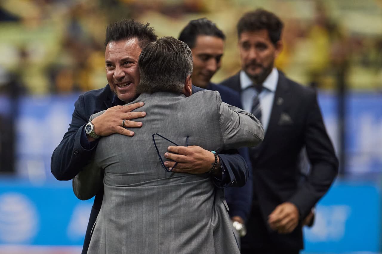 El abrazo de dos amigos: Antonio 'el Turco' Mohamed y Miguel 'el Piojo' Herrera.