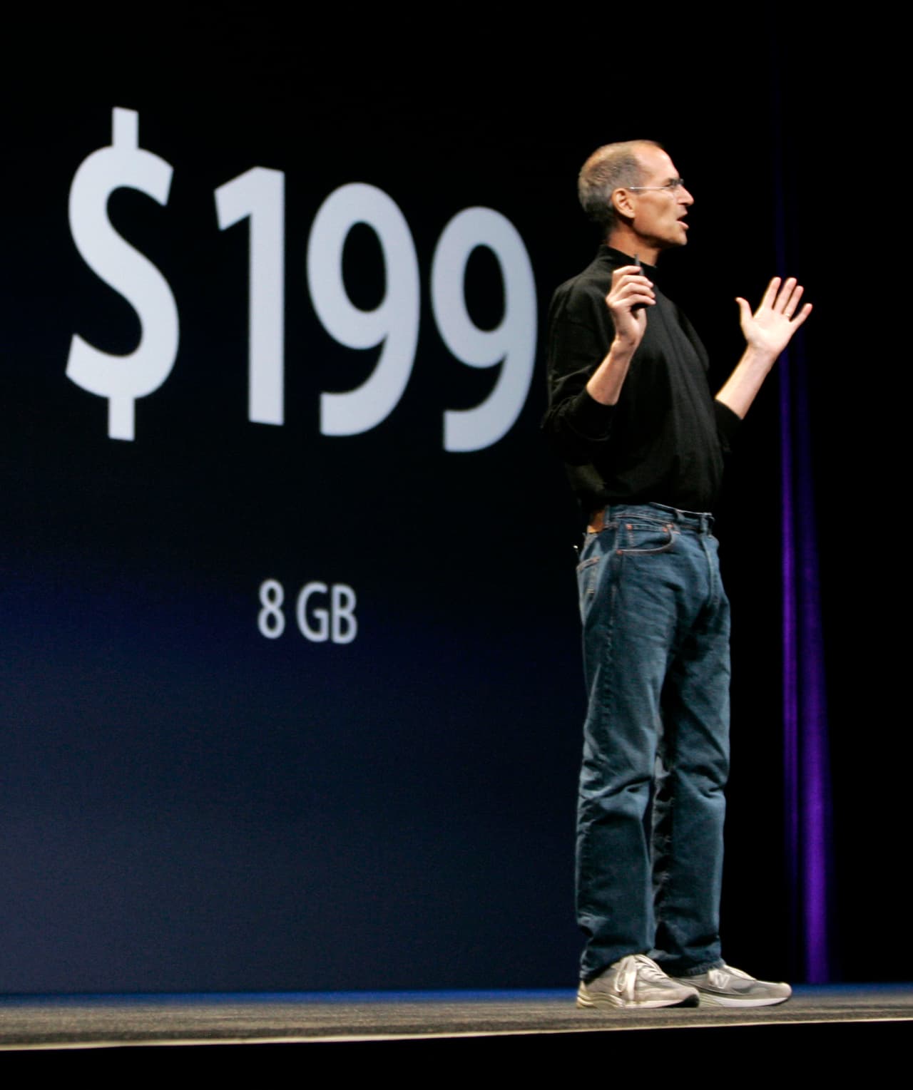 En junio de 2008, Steve Jobs lanzó al mercado, con un precio de $199 dólares, el iPhone de 8 gigas.