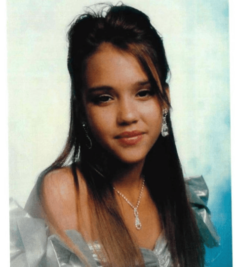 <b><a href="https://www.univision.com/famosos/jessica-alba-denuncia-que-le-decian-exotica-por-su-origen-latino-no-es-la-unica-famosa-que-ha-sentido-racismo-fotos">Jessica Marie Alba</a></b> comenzó su carrera en televisión y cine a los trece años en las series ‘Camp Nowhere’ y ‘The Secret World of Alex Mack’, ambas de 1994.