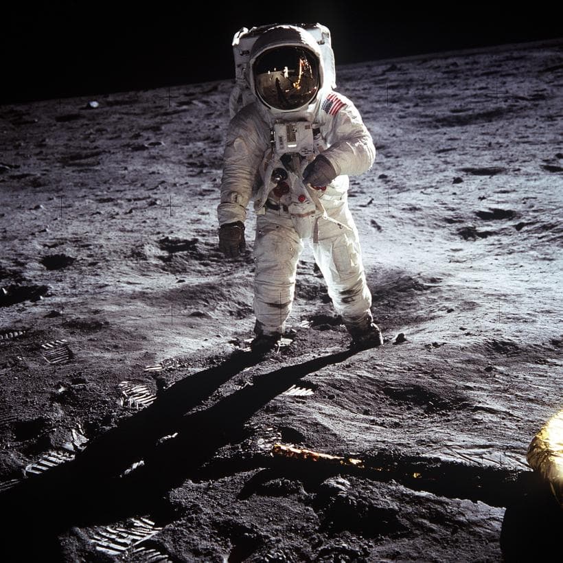 <b>Nunca pisamos la luna</b>
<br>Los “conspiranoicos” más delirantes aseguran que el gobierno de EEUU, en su ansia por adelantar a los rusos en la carrera espacial,
<b> falseó el alunizaje de Neil Armstrong y rodó el episodio en lugar secreto </b>que estaría localizado, dependiendo de la versión, en lo alto de las colinas de Hollywood o en el famoso Área 51. Esta base militar en Nevada rodeada de un gran secretismo protagoniza un sinfín de leyendas urbanas relacionadas con la vida extraterrestre.