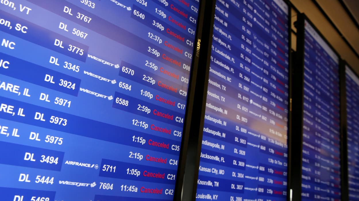 La mitad de los vuelos programados para despegar y aterrizar en el aeropuerto LaGuardia de Nueva York fueron cancelados.