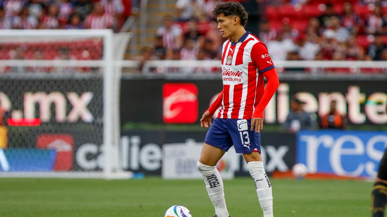 ¡Echan ojo a Chiquete en Italia! Al central de Chivas lo quieren en la Serie A