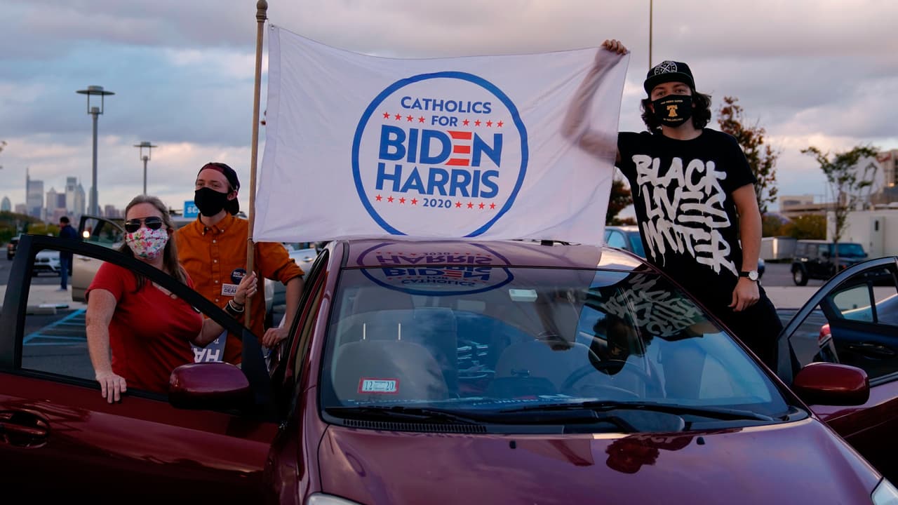 A diferencia de los mitines en apoyo a 
<b>Donald Trump</b>, los demócratas tratan de cumplir las normas de distanciamiento social y uso de mascarillas. Muchos asistentes llegaron al evento en su auto.