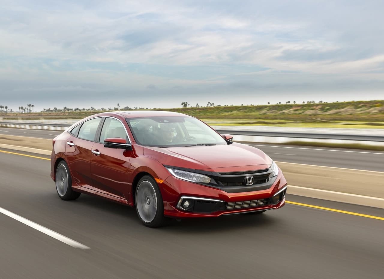 <h3 class="cms-H3-H3"><b>Sedán compacto</b></h3>
<br>
<br>
<b>Vehículo dominante:</b> Honda Civic
<br>
<b>Porcentaje de unidades vendidas con más de 200k millas:</b> 2.3%
<br>
<b>Comparado con el promedio del segmento:</b> 5.8x
<br>
<br>El 2.3% de las unidades del Honda Civic, vendidas en 2019, alcanzaron o sobrepasaron las 200,000 millas. Es decir, el 5.8 veces más que el promedio del segmento.