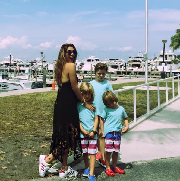 Y a pesar que no vive con ellos, todos tienen una excelente relación.