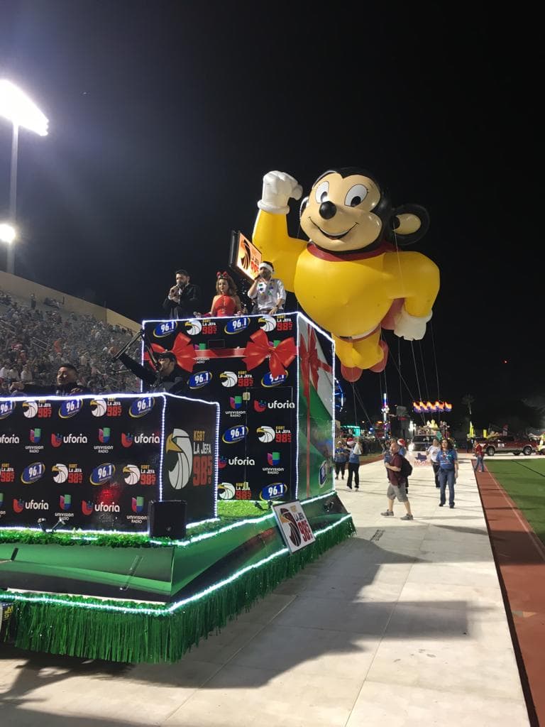 Los locutores fueron invitados por la estación 
<b>KGBT La Jefa 98.5</b> para engalanar un carro alegórico con su presencia.