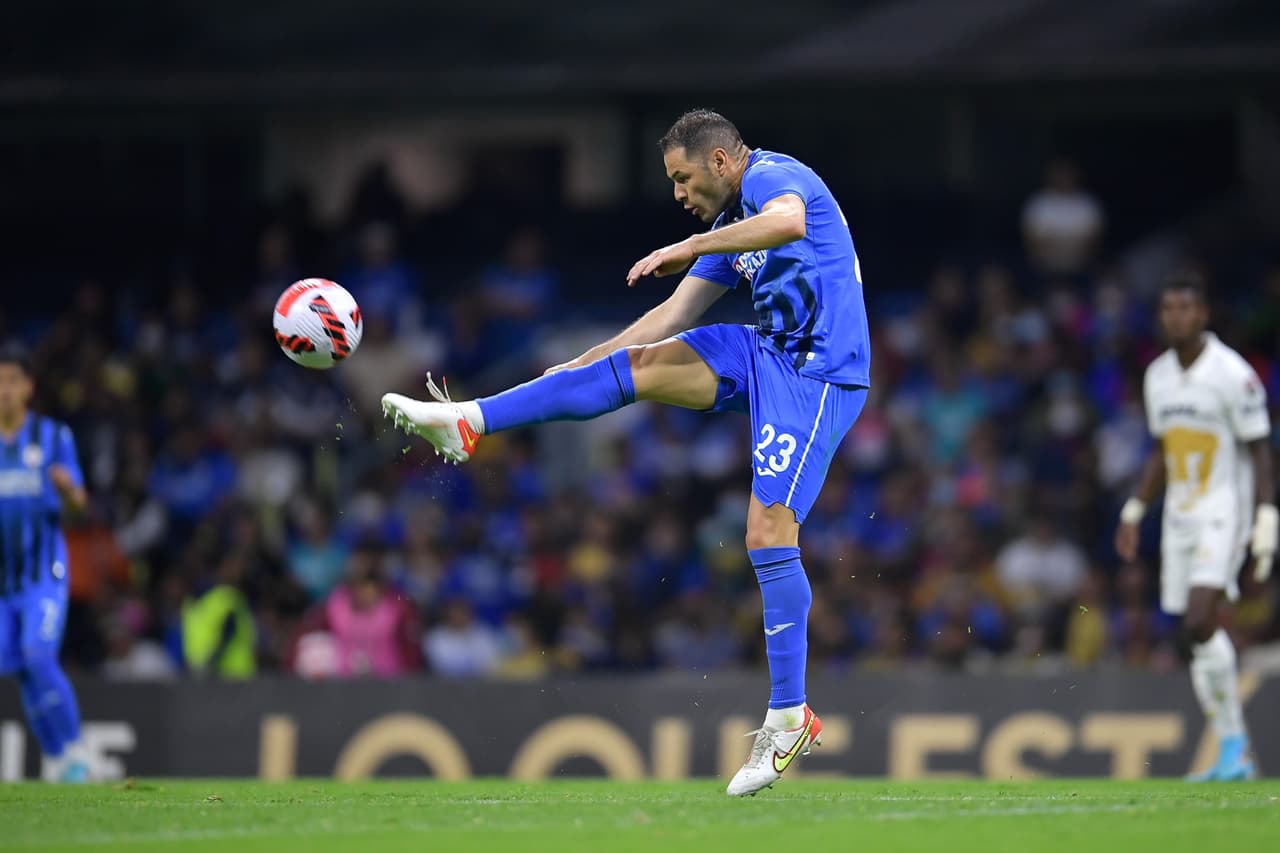 Un primer tiempo que no dio tregua en ningún centímetro de la cancha; Pumas no salió a defender su ligera ventaja de un gol y La Máquina hizo lo mismo en busca del gol que le daría el pase a la Final.