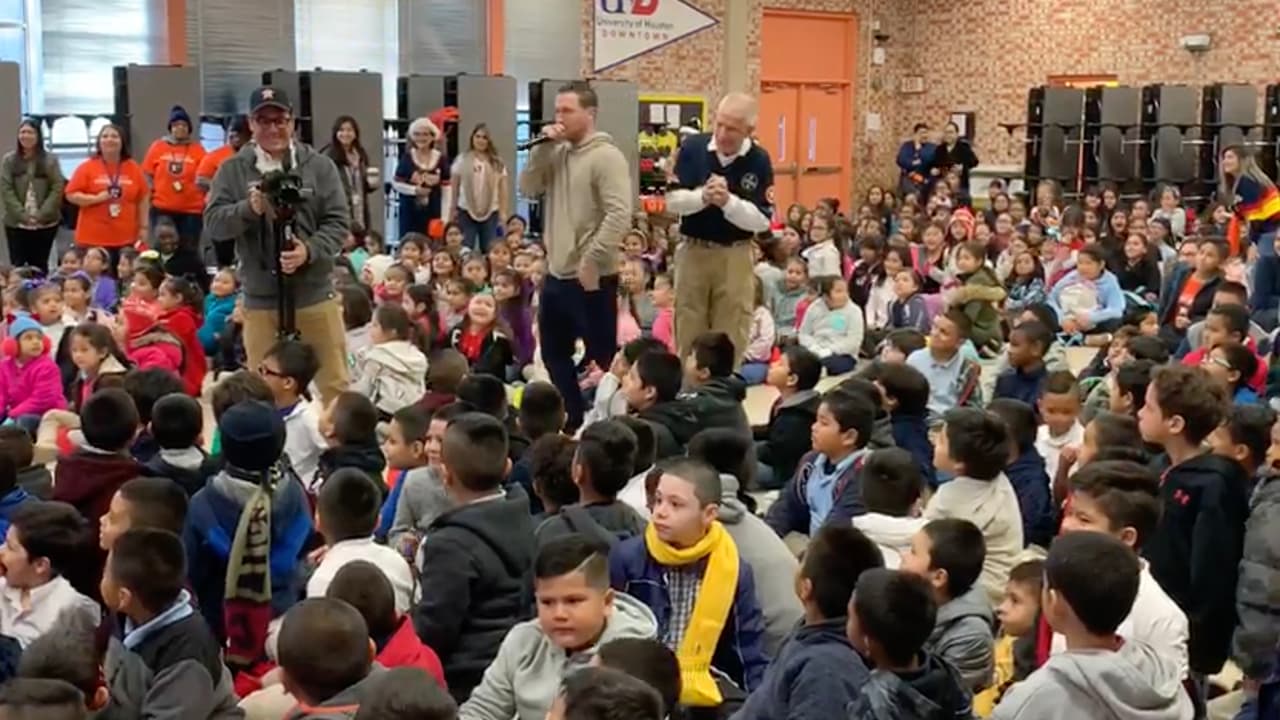 La estrella de los Astros de Houston visitó la escuela Northline Elementary para brindarle alegrías a sus estudiantes.