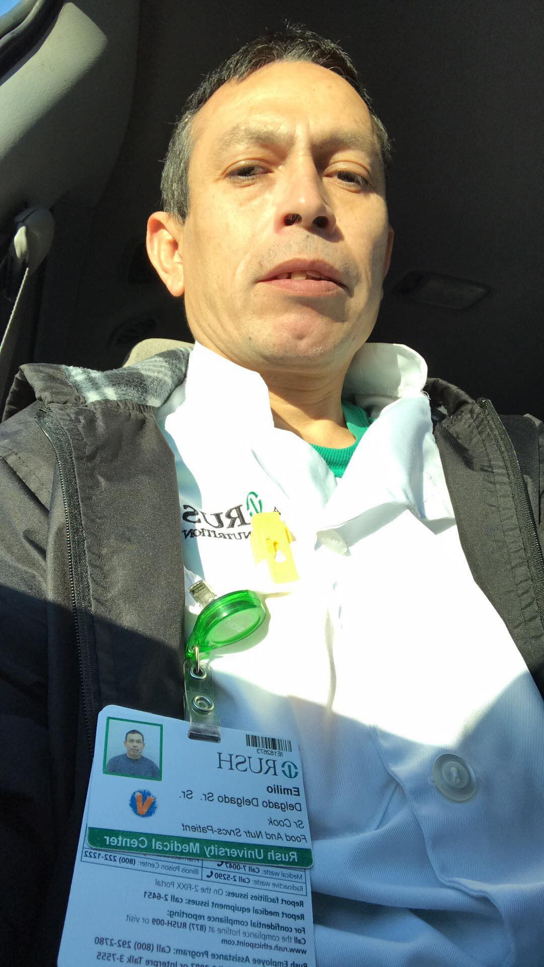 Emilio Delgado es cocinero en el Hospital Rush de Chicago. Y sigue adelante para alimentar a los pacientes y el personal. Espera que la gente se cuide del covid-19. Gracias Emilio.