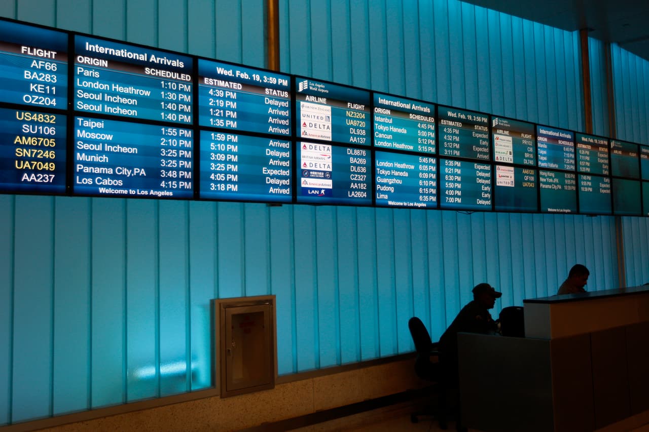 Confirme la hora de salida de su vuelo y siga las recomendaciones de su aerolínea para su verificación a tiempo.