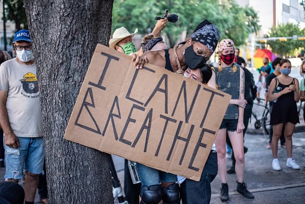 Para mayo de 2020, miles de personas se dieron cita en el centro de Austin para exigir justicia ante los casos de George Floyd, un hombre afroamericano en Minneapolis que murió bajo la custodia de agentes de policía, y 
<a href="https://www.univision.com/local/austin-kakw/elecciones-estados-unidos-2020/lideres-locales-piden-investigar-la-muerte-de-un-hispano-a-manos-de-un-policia-en-austin"><b>Mike Ramos, un hombre de Austin que murió luego de que un oficial le disparara a pesar de estar desarmado.</b></a>