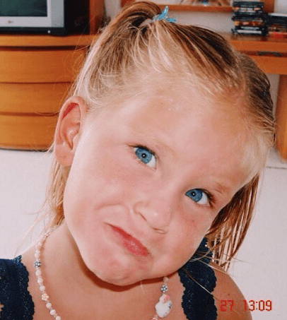 Mostrando lo linda que lucía Nicole desde pequeña.