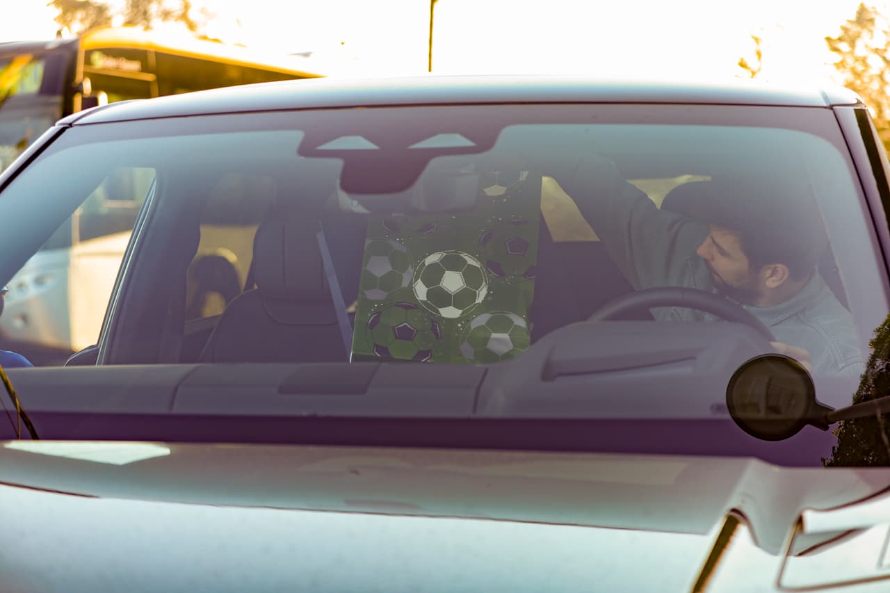 Milan fue el primero en salir de la casa de Shakira con una bolsa que aparentemente es un regalo para su padre.
<br>