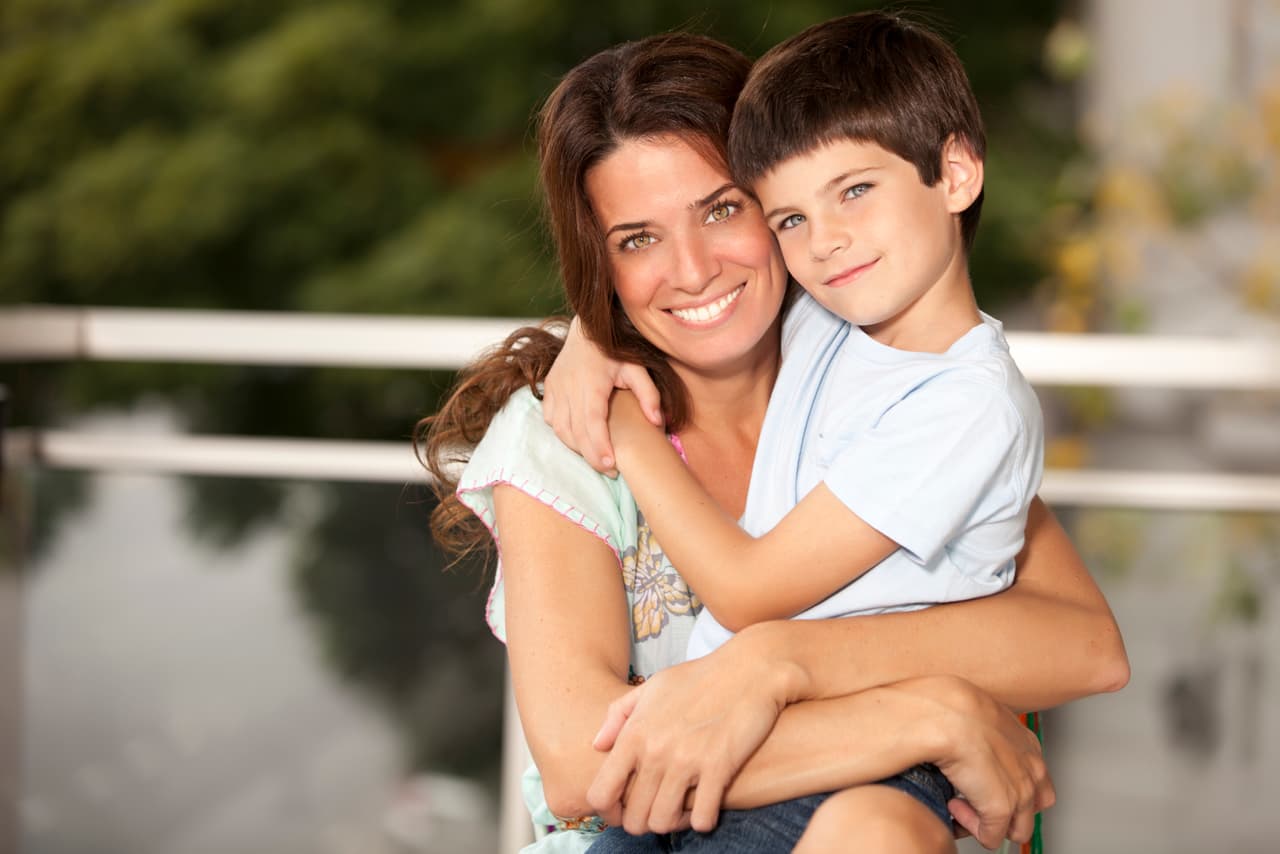 Busca fomentar su buen comportamiento, debes estar muy atento cuando tus hijos se comporten bien y cuando manejen situaciones de manera positiva, reconócelo y felicítalo por ello.