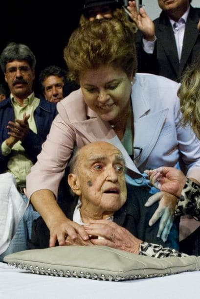 5 de diciembre. Oscar Niemeyer, 104 años de edad. Legendario arquitecto brasileño. Diseñó la capital de Brasil, Brasilia.
