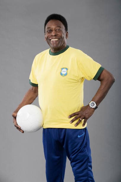 <b>Pelé, considerado por muchos el mejor futbolista del mundo</b>, es el símbolo del balompié brasileño que sin duda hizo historia en los estadios de todo el mundo. Es la expresión clásica del número 10 y le dio al país amazónico tres copas del mundo, el único que lo ha logrado para un país hasta la fecha.