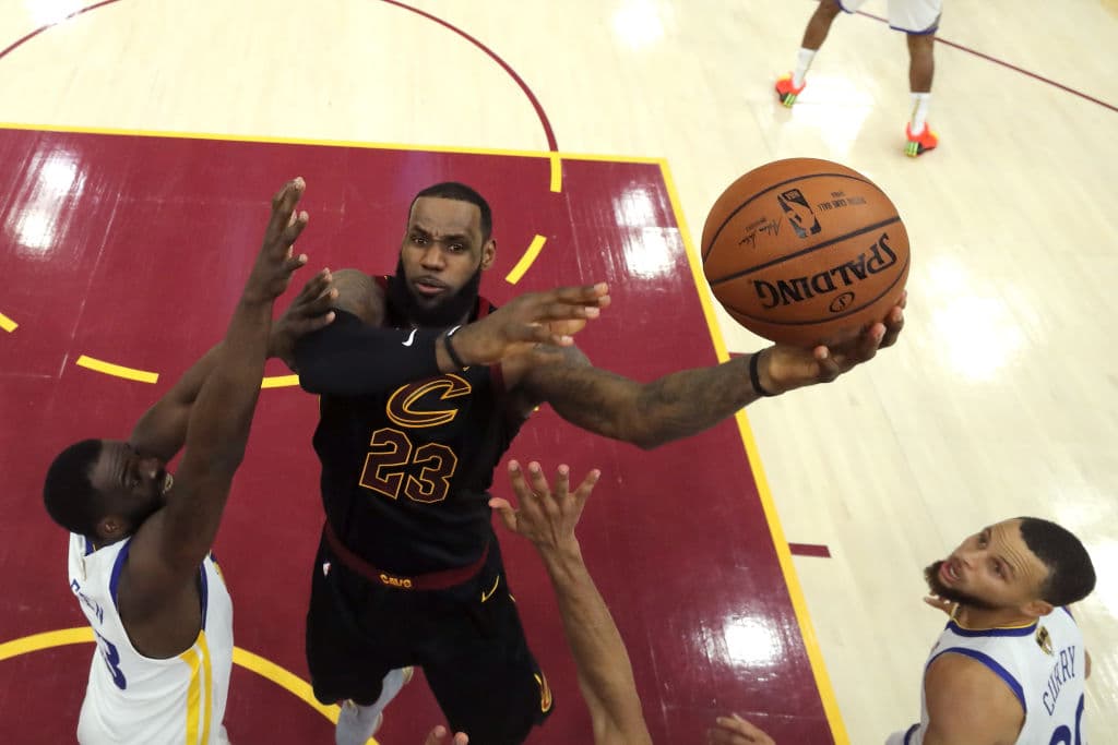 Como siempre, LeBron James acabó el primer medio cargando al equipo al hombro y para sorpresa de muchos, no fue el mejor anotador tras los dos primeros periodos, sumó 14 tantos.