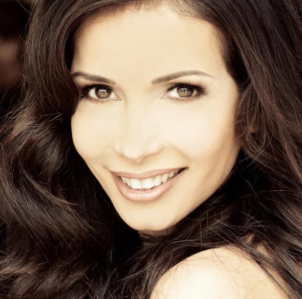 La exfoliación es otro hábito que nunca falta en la rutina de belleza de Giselle. Azúcar morena con miel o café son sus remedios naturales favoritos para eliminar las células muertas.