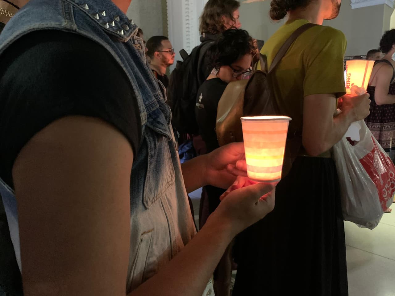 Luego, caminaron desde la facultad de Arquitectura hasta la torre principal de la Universidad con velas para recordar a Alexa.