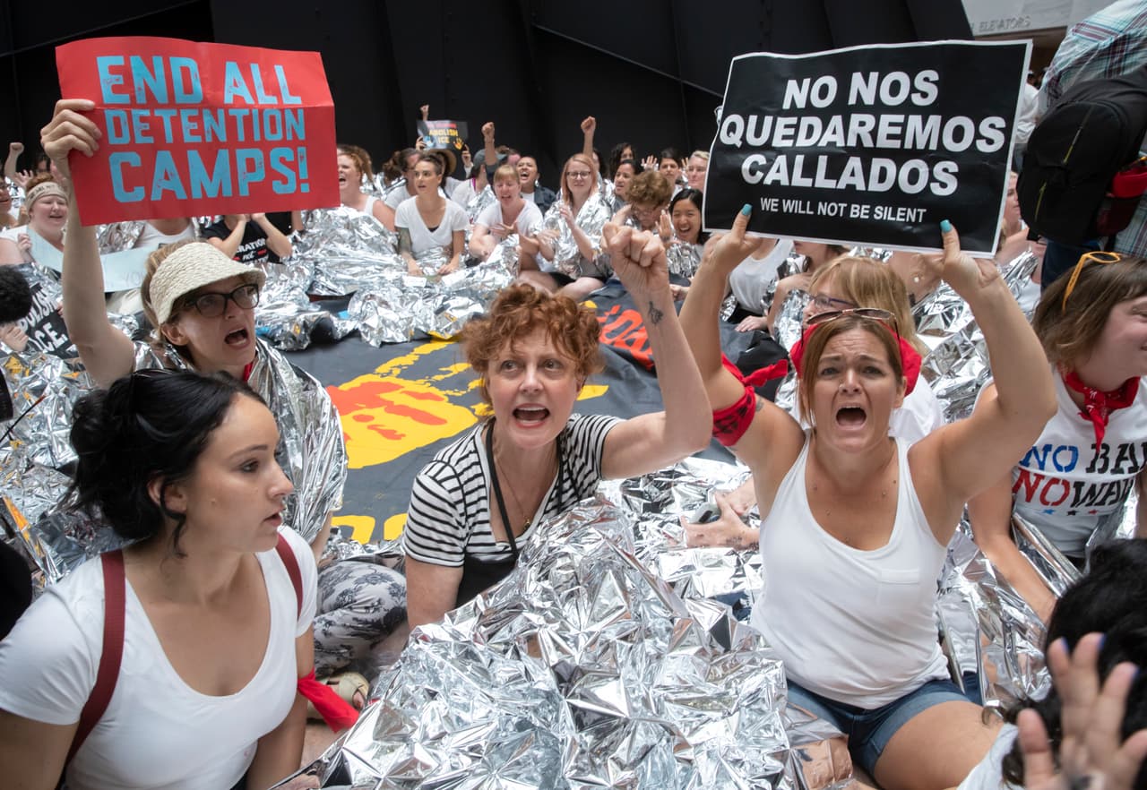<b>"Acaben con los campos de detención", "No nos quedaremos callados"</b>. Cientos de personas se congregaron este jueves en el edificio de oficinas del Senado para protestar en contra del gobierno de Donald Trump y su política de separar a padres de sus niños en la frontera sur. En el centro, la actriz Susan Sarandon.