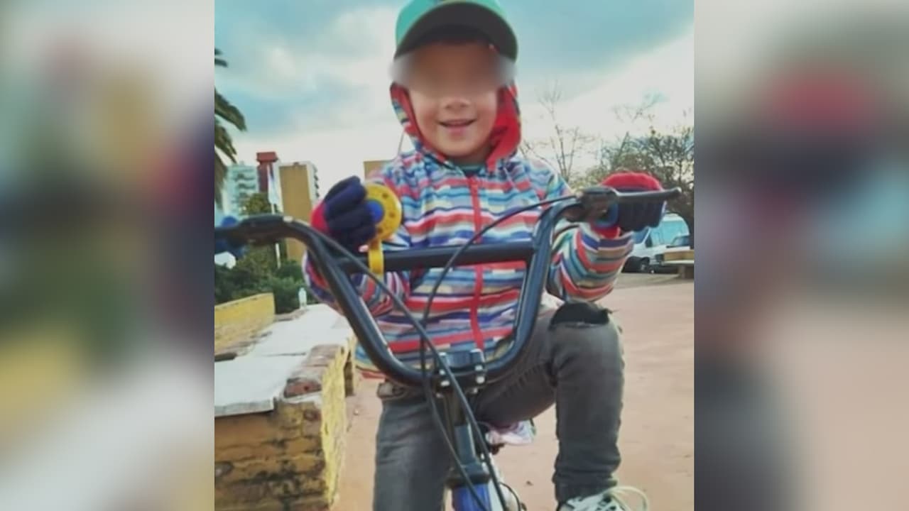 <b>Niño fue asesinado: tenía en su cuerpo quemaduras de cigarrillos, mordiscos y golpes</b>
<br>
<br>El pequeño de 5 años de edad recibió torturas durante muchos meses, según las autoridades en Argentina. Del crimen son acusadas la madre y su novia. La autopsia reveló que murió de palizas repetitivas.