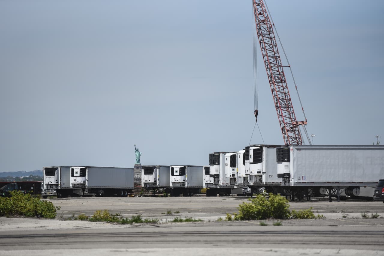La oficina del médico forense tenía planeado enterrar temporalmente a personas en Hart Island cuando el espacio de las morgues se agotó, pero ahora la ciudad está tomando la medida de usar estos congeladores, según el 
<a href="https://www.nydailynews.com/coronavirus/ny-coronavirus-nyc-freeze-bodies-victims-hart-island-burying-20200421-e6aotqvsqja3hg6nkerlukl6rm-story.html" target="_blank">Daily News</a>.