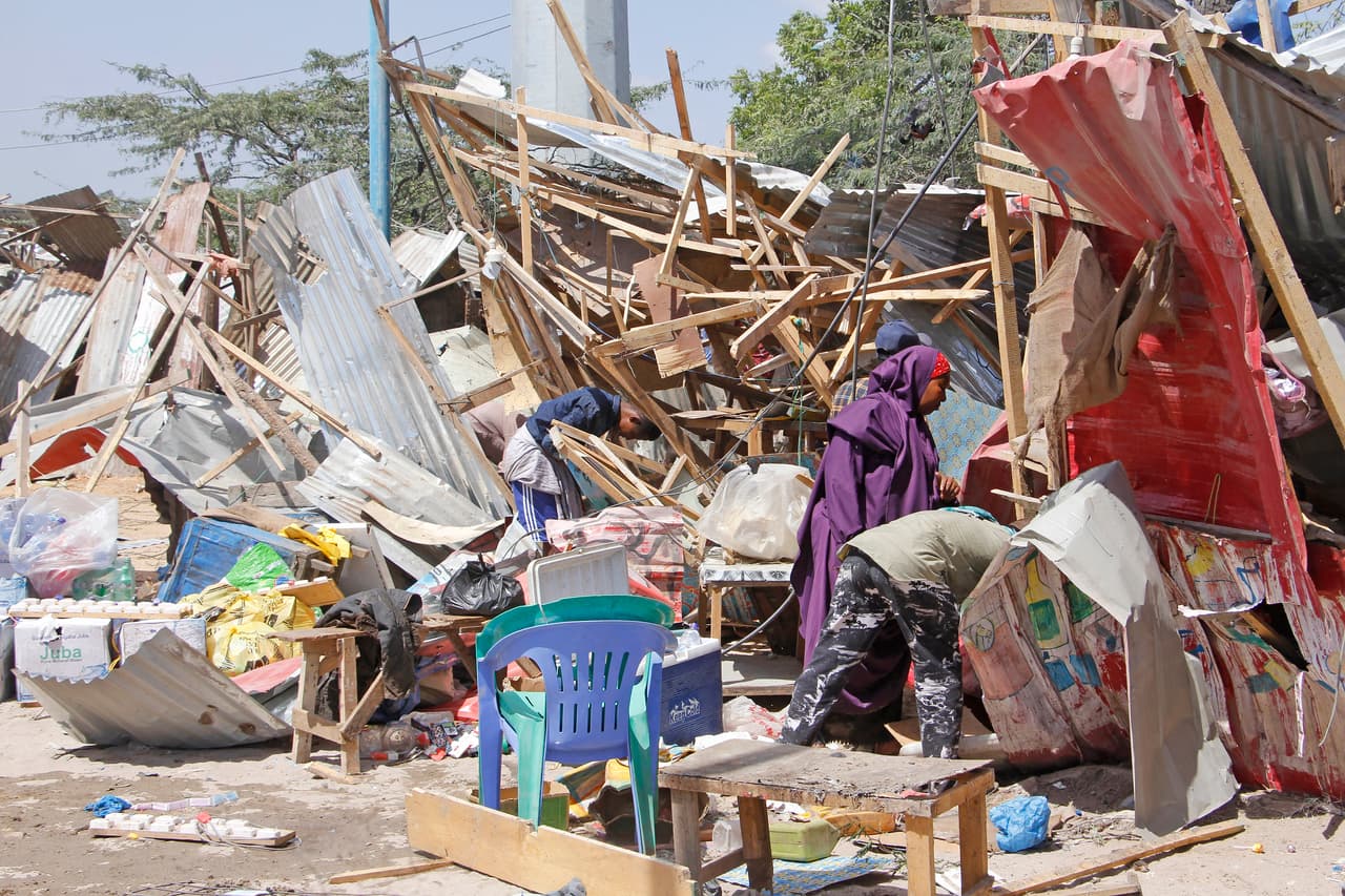 El capitán Mohamed Hussein dijo que la explosión estuvo dirigida contra un centro de recolección de impuestos y ocurrió durante la hora pico matutina en Mogadiscio. Al momento, una espesa nube de humo cubrió la ciudad.