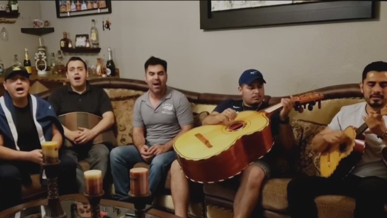 El coronavirus hizo que este Mariachi dejara de trabajar en la calle, entonces se fueron al internet