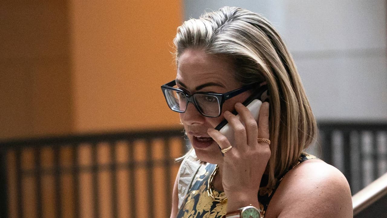 Una supuesta relación extramarital y el uso de dinero público: El escándalo que envuelve a Kyrsten Sinema