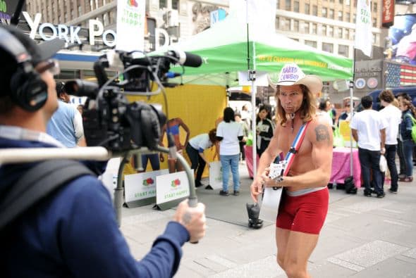 .Cambuió los diminutos calzoncillos blancos por estos mini shorts color rojo.