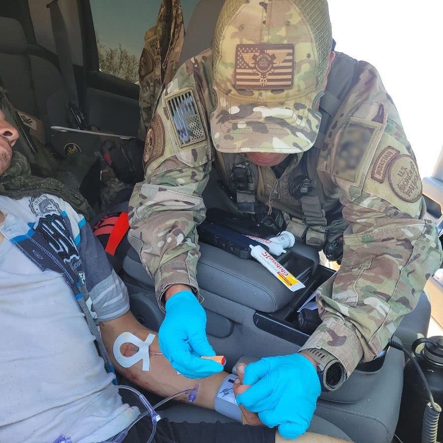 Los agentes de la Patrulla Fronteriza del equipo Búsqueda, Trauma y Rescate (BORSTAR) respondieron a una llamada al 911 el viernes por la tarde y brindaron ayuda a un migrante que sufría de deshidratación y agotamiento por calor.
