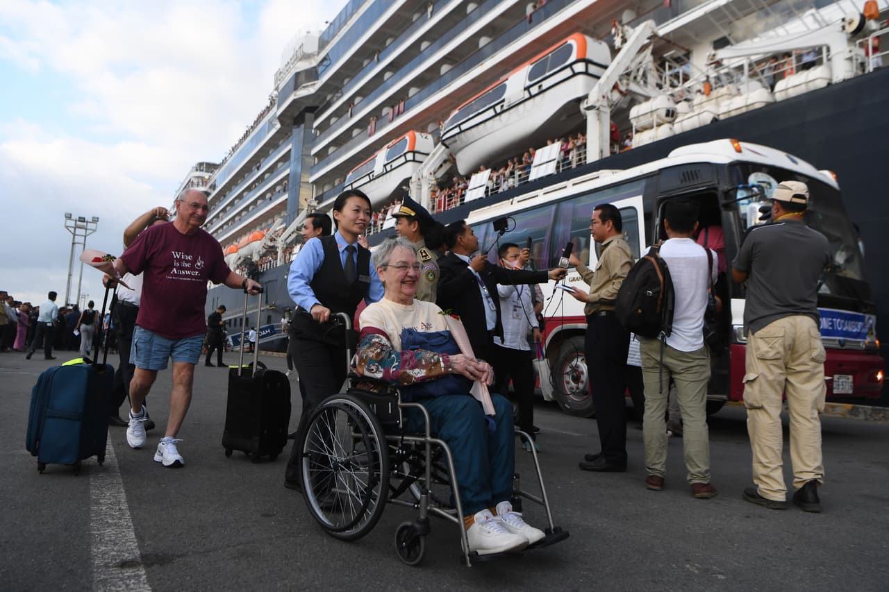 Se permitirá que todos desembarquen, dijo Hun Sen, después de que no se encontraron casos de coronavirus a bordo.