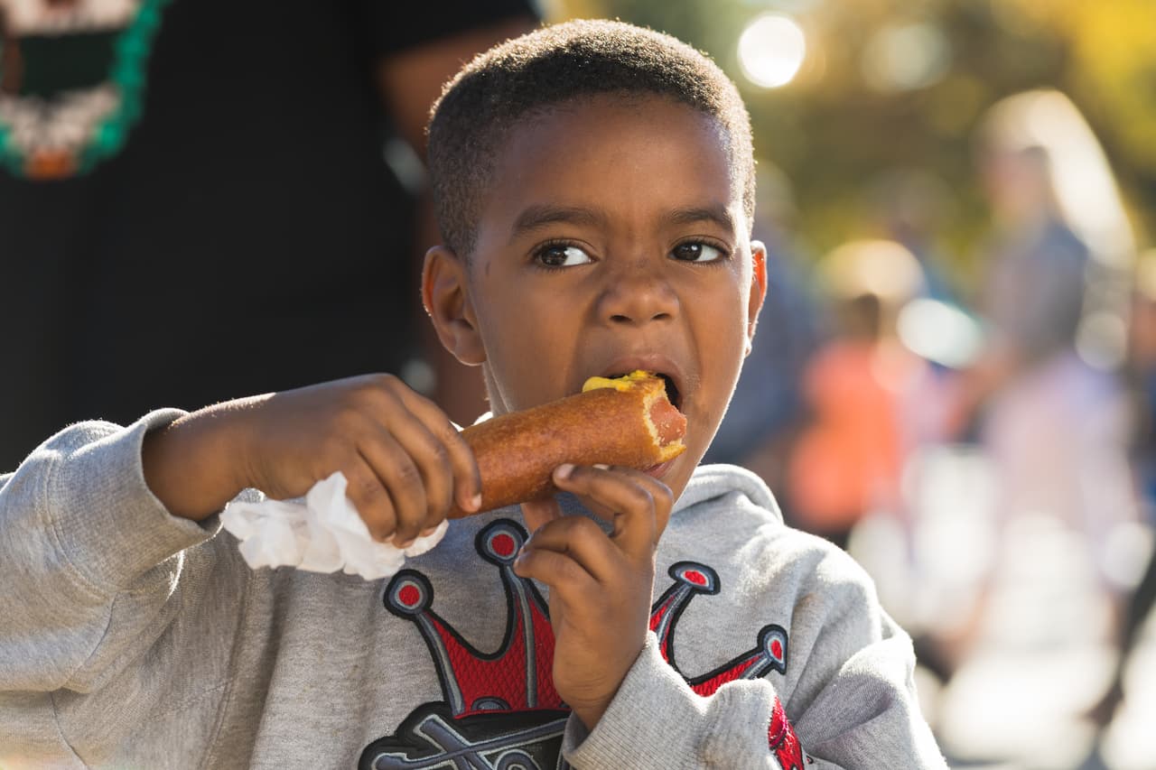 Los
<b>Fletcher’s Corny Dogs cumplen 75 años en la Feria Estatal. </b>Un mural en el Tower Building recordará el legado de estas salchichas que se han convertido en una tradición. Para festejar su aniversario, se regalarán Corny dogs a los primeros 75 clientes en cada uno de los siete quioscos dentro de Fair Park (el 6, 13 y 20 de octubre). Abren a las 10 a.m.