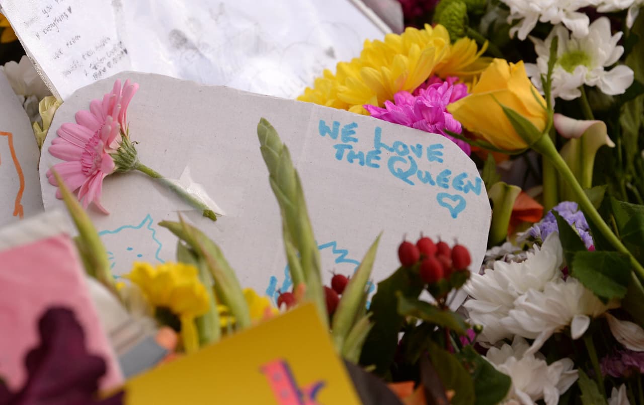 Este lunes por la tarde, el cortejo fúnebre saldrá de Holyroodhouse hasta la catedral de St Giles, donde habrá un servicio religioso al que asistirán miembros de la familia real, entre ellos el 
<b><a href="https://www.univision.com/famosos/camilla-rey-carlos-primer-look-reina-consorte-fotos" target="_blank">rey Carlos y la reina consorte Camilla. </a></b>