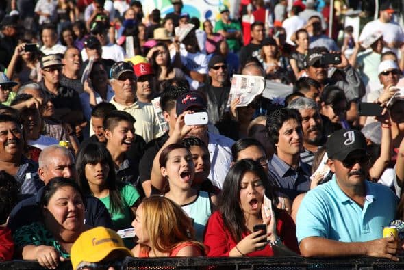 “ Los Canarios de Michoacán” pusieron a bailar a cientos de Arizoneneses en los Latin Grammy Street Parties en Phoenix, quienes no pudieron resistirse al carismático grupo de música regional mexicana, su sonido único del arpa y a sus conocidos sencillos. 