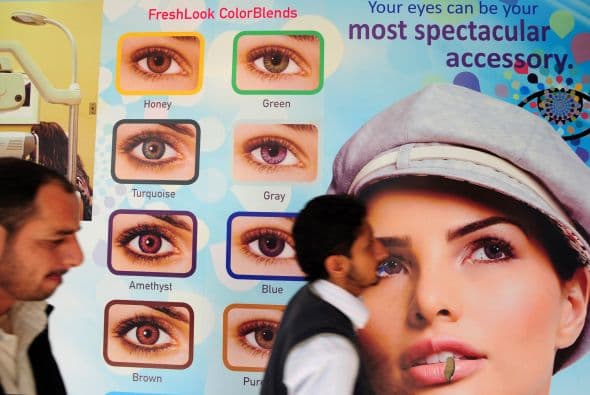 Al usarse como accesorio, las lentes de contacto decorativas pueden resultar atractivas. Pero cuidado, si se toma por simple diversión o moda, pueden poner en riesgo su vista. (Fuente: MedlinePlus)