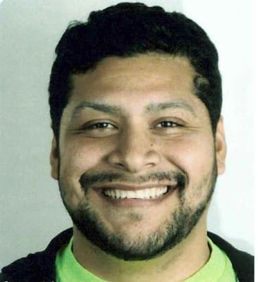 <h3 class="cms-H3-H3">Jesús Eduardo Páez López </h3>
<br>
<br>Este hombre, con 31 años cumplidos,
<b>fue secuestrado por varias personas armadas en El Roble, Sinaloa, México</b>, durante la madrugada del 4 de enero de 2020, sin que desde entonces se tengan noticias suyas.
<br>
<br>El FBI
<b>ofrece una recompensa de hasta 10,000 dólares </b>por información que conduzca a su recuperación, vivo o muerto.
<br>
<br>