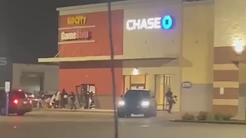 Decenas de personas enfrentaban cargos criminales el miércoles, después de una noche de disturbios organizados por redes sociales en los que grupos de ladrones, aparentemente actuando en conjunto, irrumpieron en tiendas de varias partes de Filadelfia, llenaron bolsas de plástico con mercancías y huyeron, informaron las autoridades.