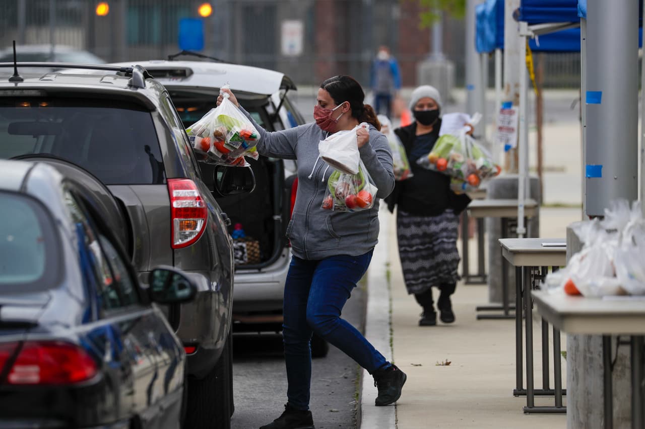 <b>Programa de alimentación escolar en casa. </b>Padres haciendo fila para recibir las raciones de alimentos para los alumnos del sistema escolar en Sun Valley, California, el 17 de abril. En todo el país los planes de alimentación para estudiantes se han mantenido a pesar de que los chicos no tienen clases presenciales.