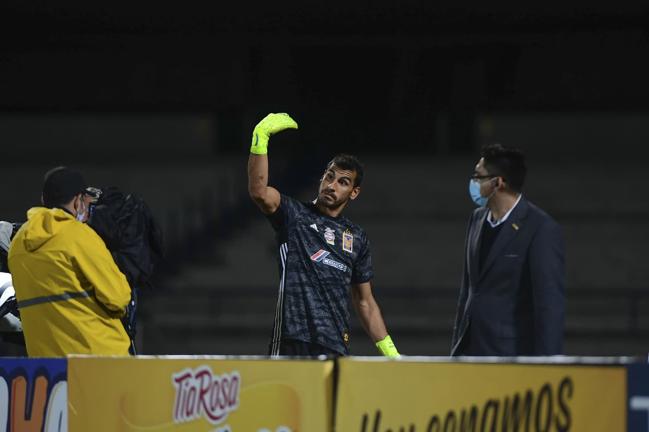 Luego de perder el encuentro desde la tanda de penales, Nahuel le pedía a sus compañeros irse.