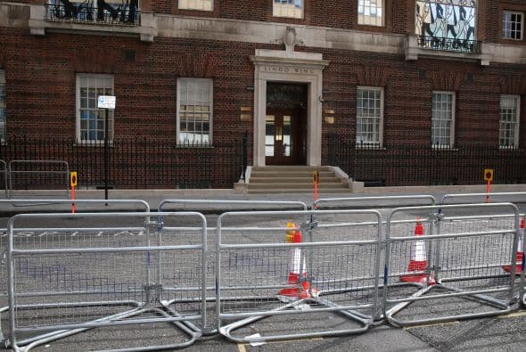 El segundo hijo del matrimonio real está por llegar y a las afueras del hospital Saint Mary de Paddington ya está todo listo para recibir a Kate.