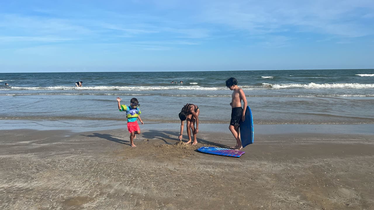 Ante el fuerte calor del verano, es una playa ideal para llevar a los más pequeños de la casa y puedan refrescarse en sus aguas.