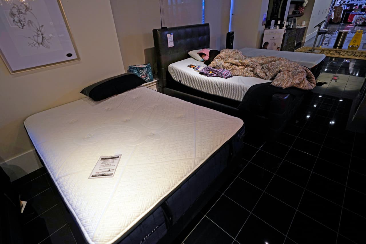 Para acoger a quienes han buscado refugio allí, esta tienda de Gallery Furniture les permite utilizar las camas, sofás y otros muebles en exhibición, además de proporcionarles algo caliente para comer.